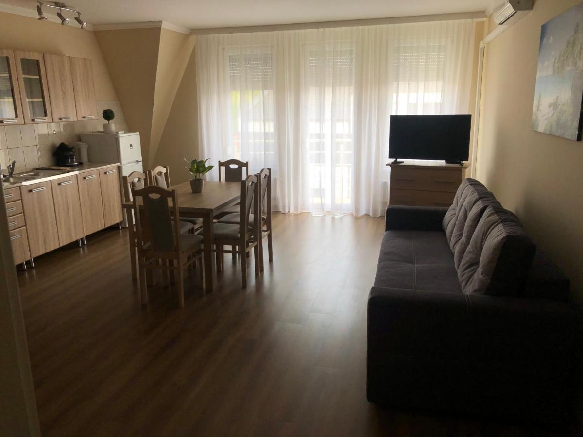Alina Apartmanok ไฮจ์ดุสโซบอสโล ภายนอก รูปภาพ